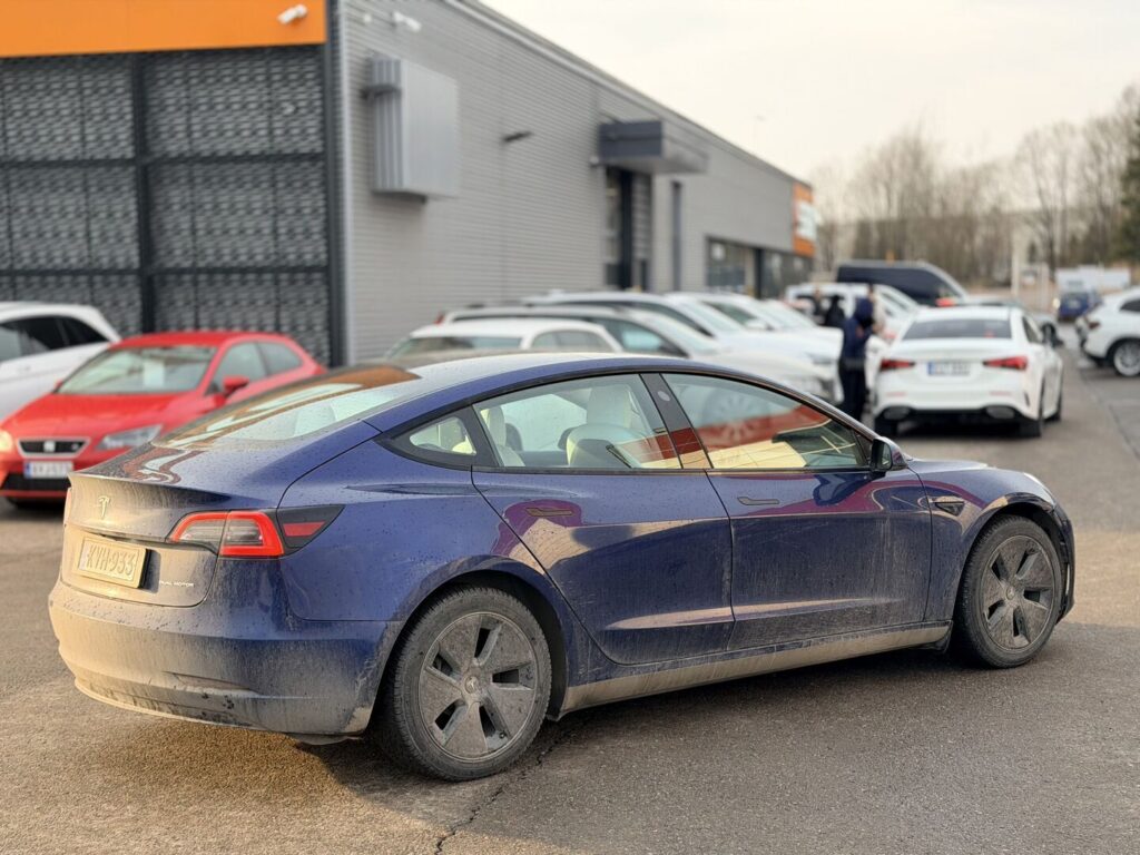 Tesla - Model 3 - Long Range Tesla - Model 3 - Long Range - Sedan