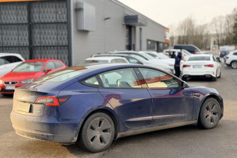 Tesla - Model 3 - Long Range - Sedan