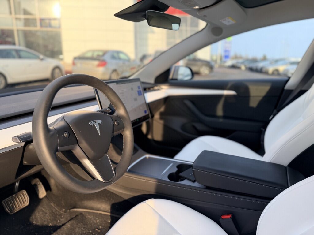 Tesla - Model 3 - Long Range Tesla - Model 3 - Long Range - Sedan