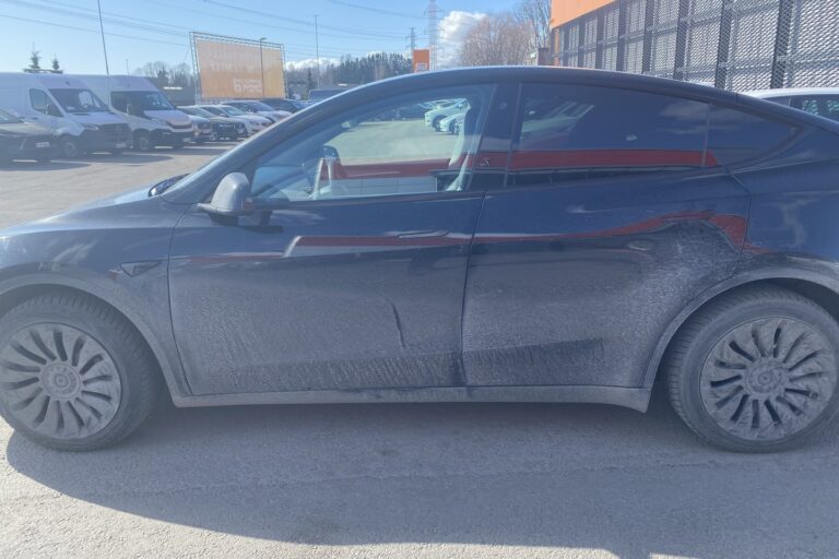 Tesla - Model Y - Long Range AWD / Premium Audio / Lasikatto / Koukku / Lämpöpumppu / Nahat - Maastoauto