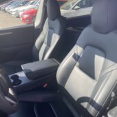 Tesla - Model Y - Long Range AWD / Premium Audio / Lasikatto / Koukku / Lämpöpumppu / Nahat - Maastoauto