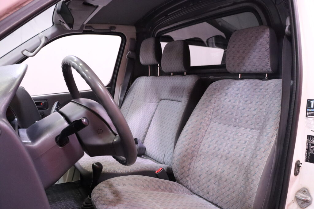 Toyota - Hiace - 2,5 D-4D 90 4ov // Myydään huutokaupat.com / Toyota - Hiace - 2,5 D-4D 90 4ov // Myydään huutokaupat.com / - Pakettiauto