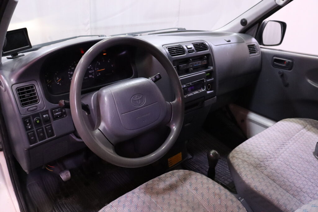 Toyota - Hiace - 2,5 D-4D 90 4ov // Myydään huutokaupat.com / Toyota - Hiace - 2,5 D-4D 90 4ov // Myydään huutokaupat.com / - Pakettiauto