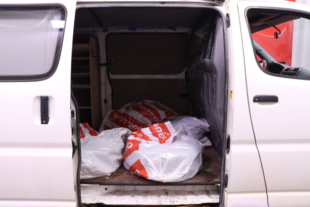 Toyota - Hiace - 2,5 D-4D 90 4ov // Myydään huutokaupat.com / Toyota - Hiace - 2,5 D-4D 90 4ov // Myydään huutokaupat.com / - Pakettiauto