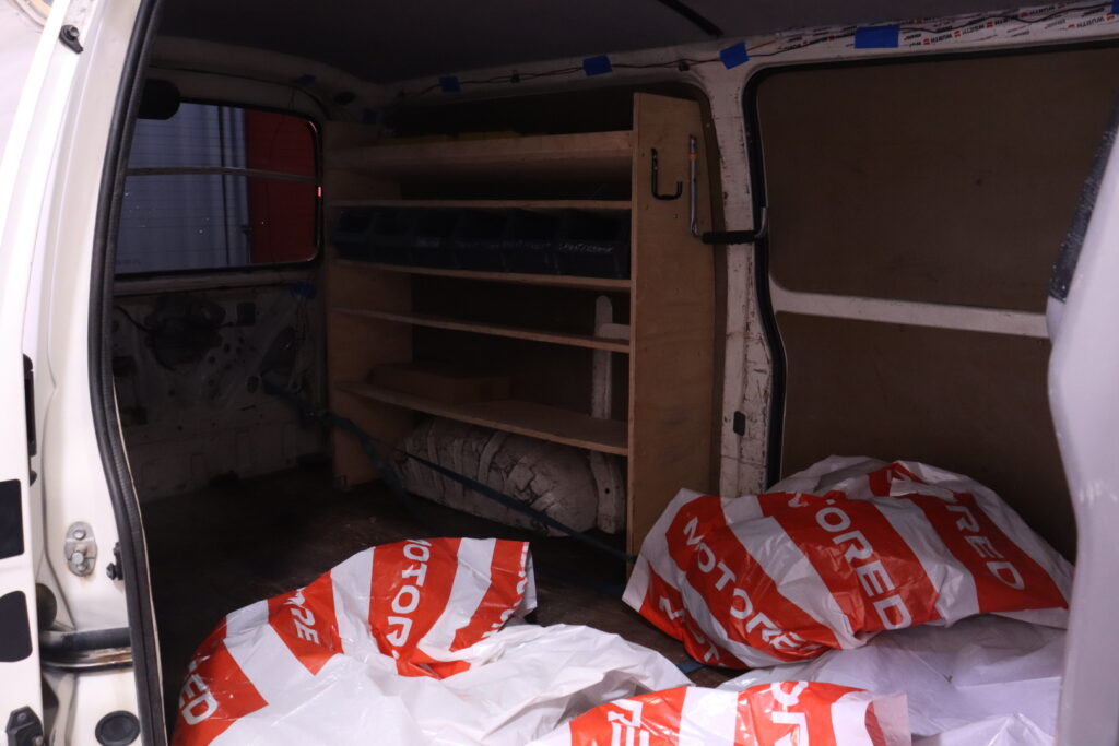 Toyota - Hiace - 2,5 D-4D 90 4ov // Myydään huutokaupat.com / Toyota - Hiace - 2,5 D-4D 90 4ov // Myydään huutokaupat.com / - Pakettiauto