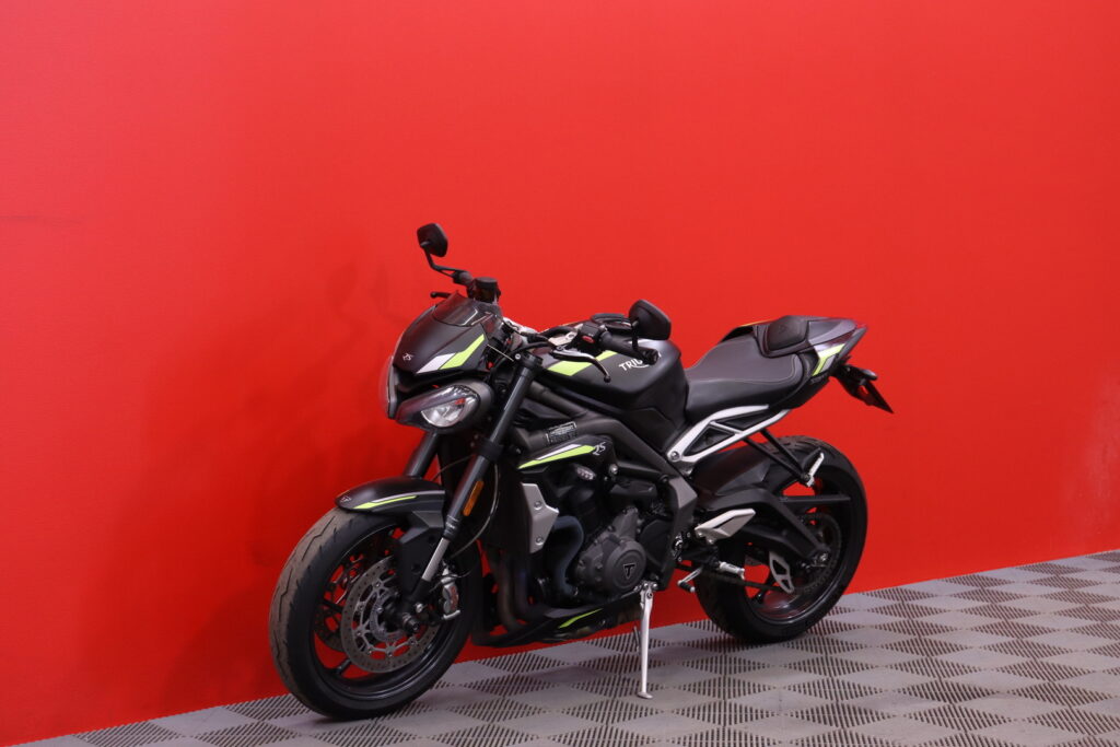 Triumph - STREET TRIPLE - 765 RS // SC Project kokoputkisto / Öhlins / Suomi-pyörä / Shifter / Huoltokirja // Triumph - STREET TRIPLE - 765 RS // SC Project kokoputkisto / Öhlins / Suomi-pyörä / Shifter / Huoltokirja // - Moottoripyörä