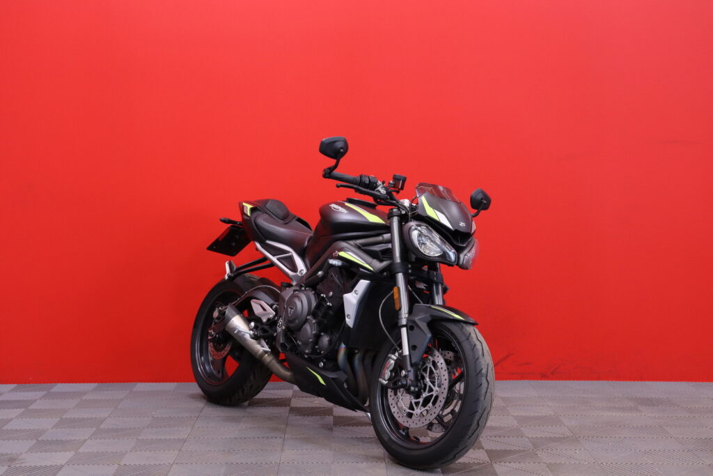 Triumph - STREET TRIPLE - 765 RS // SC Project kokoputkisto / Öhlins / Suomi-pyörä / Shifter / Huoltokirja // Triumph - STREET TRIPLE - 765 RS // SC Project kokoputkisto / Öhlins / Suomi-pyörä / Shifter / Huoltokirja // - Moottoripyörä