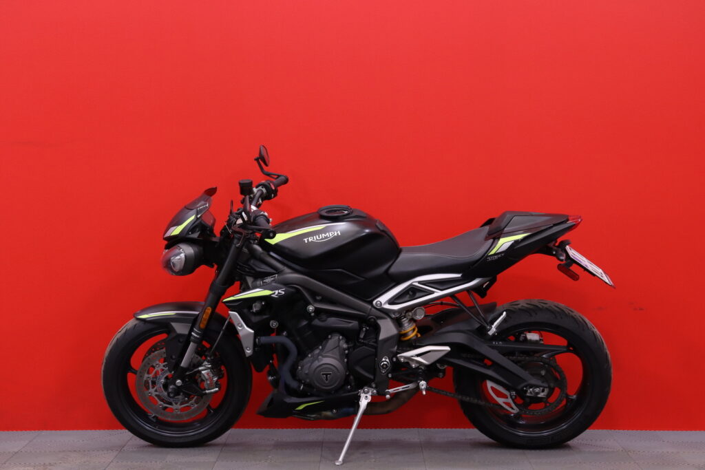 Triumph - STREET TRIPLE - 765 RS // SC Project kokoputkisto / Öhlins / Suomi-pyörä / Shifter / Huoltokirja // Triumph - STREET TRIPLE - 765 RS // SC Project kokoputkisto / Öhlins / Suomi-pyörä / Shifter / Huoltokirja // - Moottoripyörä