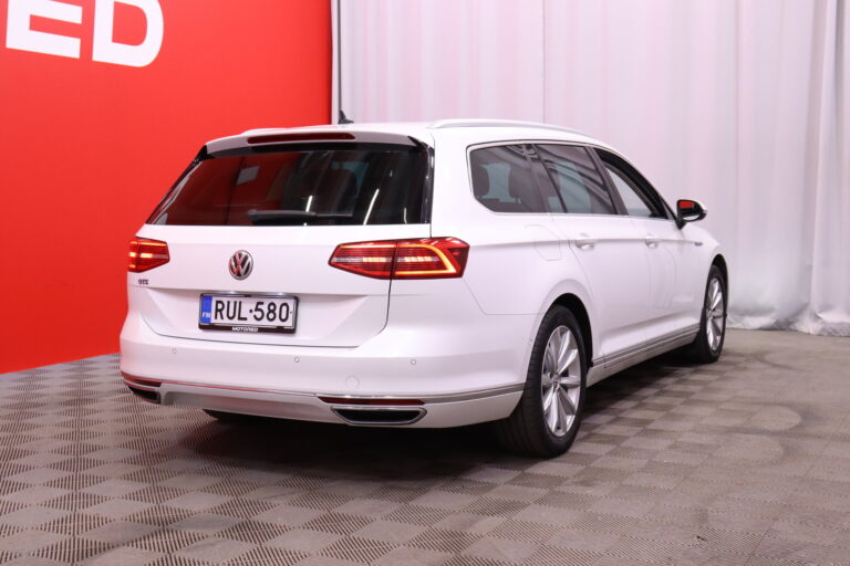 Volkswagen - Passat - Variant GTE Plug-In Hybrid 160 kW (218 hv) DSG-automaatti // Webasto / Digimittari / Koukku / Täysinahat // - Farmari