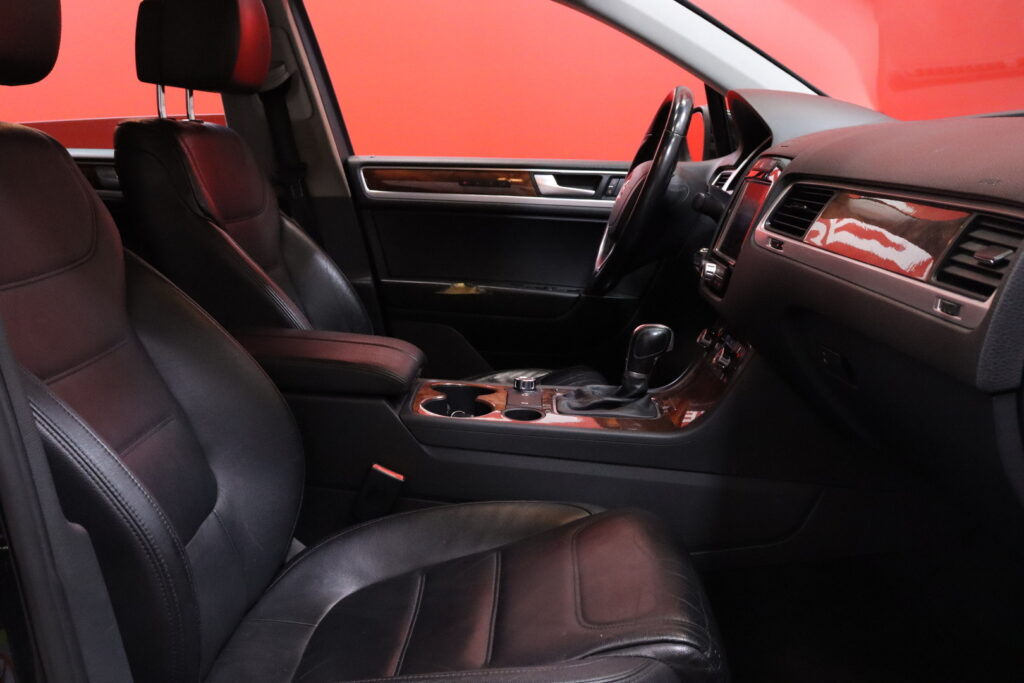 Volkswagen - Touareg - 3,0 V6 TDI 4MOTION BlueMotion Technology Tiptronic-automaatti // Webasto / Vakkari / Sähköpenkit muistilla // Volkswagen - Touareg - 3,0 V6 TDI 4MOTION BlueMotion Technology Tiptronic-automaatti // Webasto / Vakkari / Sähköpenkit muistilla // - Maastoauto