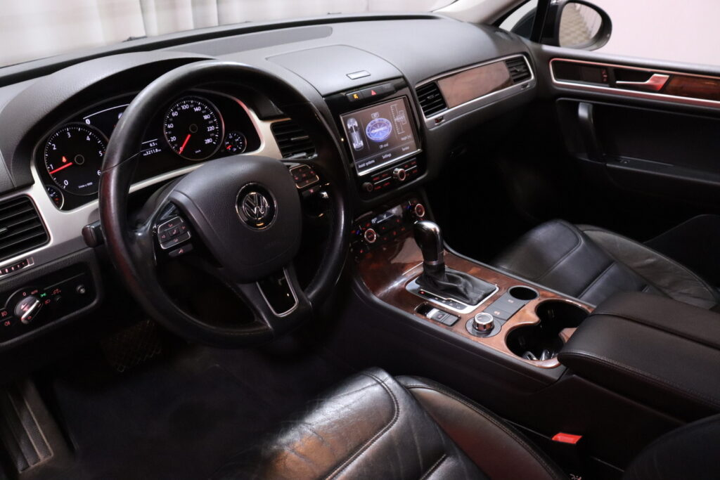 Volkswagen - Touareg - 3,0 V6 TDI 4MOTION BlueMotion Technology Tiptronic-automaatti // Webasto / Vakkari / Sähköpenkit muistilla // Volkswagen - Touareg - 3,0 V6 TDI 4MOTION BlueMotion Technology Tiptronic-automaatti // Webasto / Vakkari / Sähköpenkit muistilla // - Maastoauto