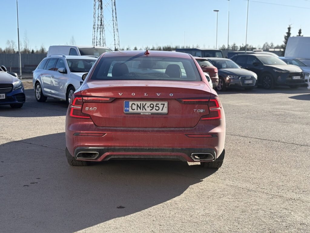 Volvo - S60 - T8 TwE AWD Business R-Design aut // HUD / Harman/Kardon / 360º / Carplay / LED / Blis / Navi // Volvo - S60 - T8 TwE AWD Business R-Design aut // HUD / Harman/Kardon / 360º / Carplay / LED / Blis / Navi // - Sedan