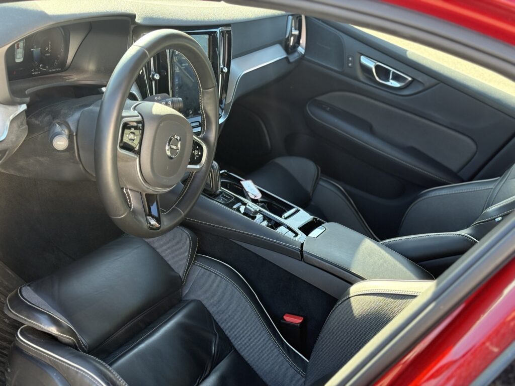 Volvo - S60 - T8 TwE AWD Business R-Design aut // HUD / Harman/Kardon / 360º / Carplay / LED / Blis / Navi // Volvo - S60 - T8 TwE AWD Business R-Design aut // HUD / Harman/Kardon / 360º / Carplay / LED / Blis / Navi // - Sedan