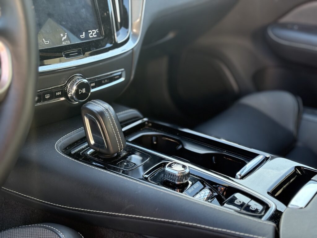 Volvo - S60 - T8 TwE AWD Business R-Design aut // HUD / Harman/Kardon / 360º / Carplay / LED / Blis / Navi // Volvo - S60 - T8 TwE AWD Business R-Design aut // HUD / Harman/Kardon / 360º / Carplay / LED / Blis / Navi // - Sedan