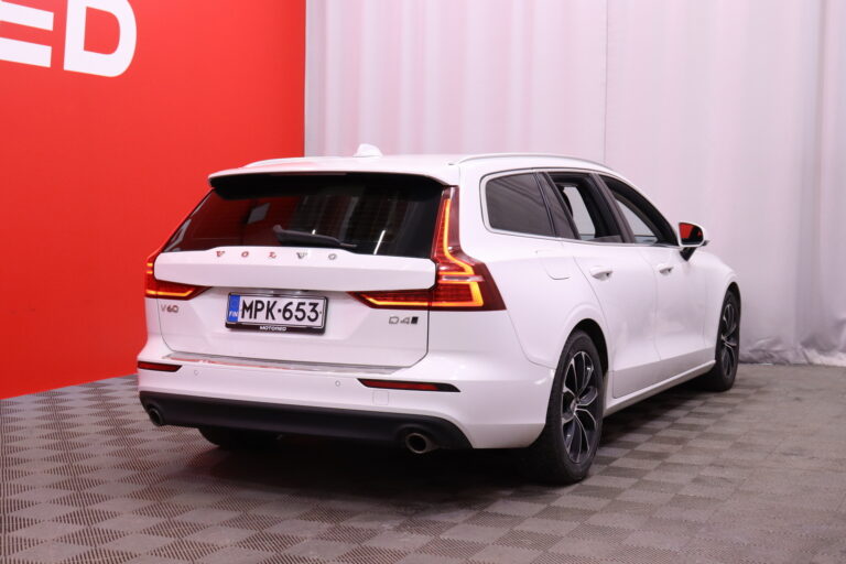 Volvo - V60 - D4 AWD Momentum aut // ACC / VOC / Tutkat / Kamera / BLIS / Koukku / FULL LED / - Farmari