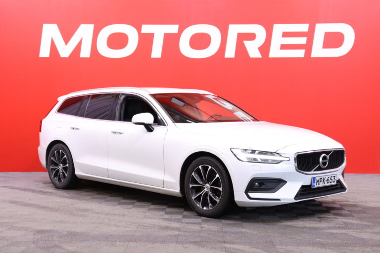 Volvo - V60 - D4 AWD Momentum aut // ACC / VOC / Tutkat / Kamera / BLIS / Koukku / FULL LED / - Farmari