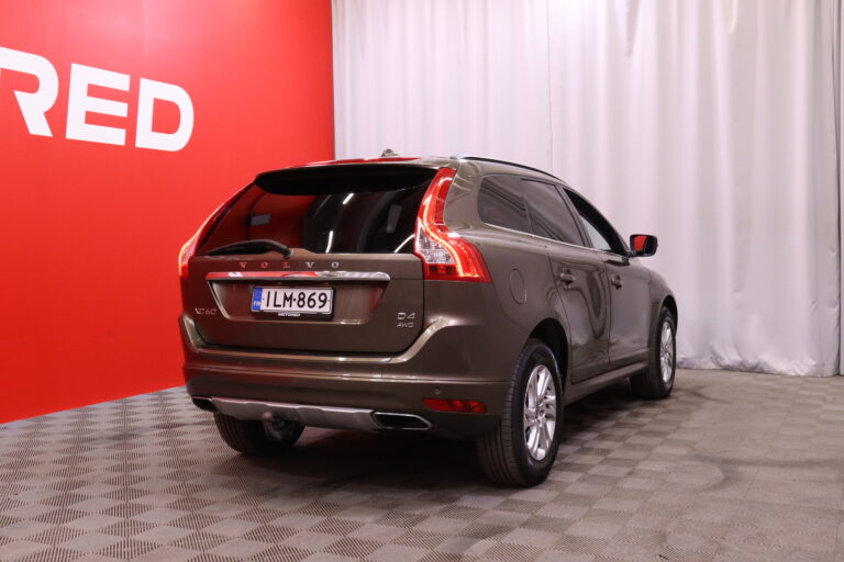 Volvo - XC60 - D4 AWD Momentum aut // Webasto / Vakkari / Koukku / Tutkat / 2x renkaat // - Maastoauto