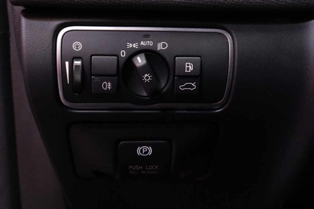 Volvo - XC60 - D4 AWD Momentum aut // Webasto / Vakkari / Koukku / Tutkat / 2x renkaat // Volvo - XC60 - D4 AWD Momentum aut // Webasto / Vakkari / Koukku / Tutkat / 2x renkaat // - Maastoauto