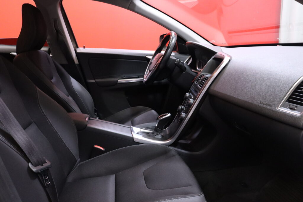 Volvo - XC60 - D4 AWD Momentum aut // Webasto / Vakkari / Koukku / Tutkat / 2x renkaat // Volvo - XC60 - D4 AWD Momentum aut // Webasto / Vakkari / Koukku / Tutkat / 2x renkaat // - Maastoauto