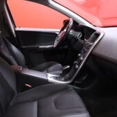 Volvo - XC60 - D4 AWD Momentum aut // Webasto / Vakkari / Koukku / Tutkat / 2x renkaat // - Maastoauto