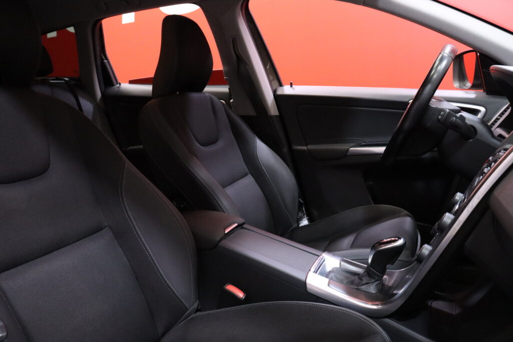 Volvo - XC60 - D4 AWD Momentum aut // Webasto / Vakkari / Koukku / Tutkat / 2x renkaat // Volvo - XC60 - D4 AWD Momentum aut // Webasto / Vakkari / Koukku / Tutkat / 2x renkaat // - Maastoauto