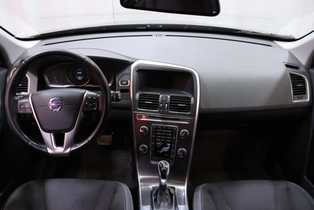 Volvo - XC60 - D4 AWD Momentum aut // Webasto / Vakkari / Koukku / Tutkat / 2x renkaat // Volvo - XC60 - D4 AWD Momentum aut // Webasto / Vakkari / Koukku / Tutkat / 2x renkaat // - Maastoauto