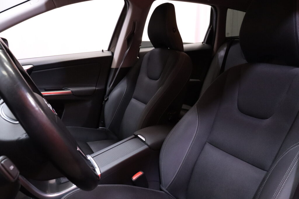 Volvo - XC60 - D4 AWD Momentum aut // Webasto / Vakkari / Koukku / Tutkat / 2x renkaat // Volvo - XC60 - D4 AWD Momentum aut // Webasto / Vakkari / Koukku / Tutkat / 2x renkaat // - Maastoauto