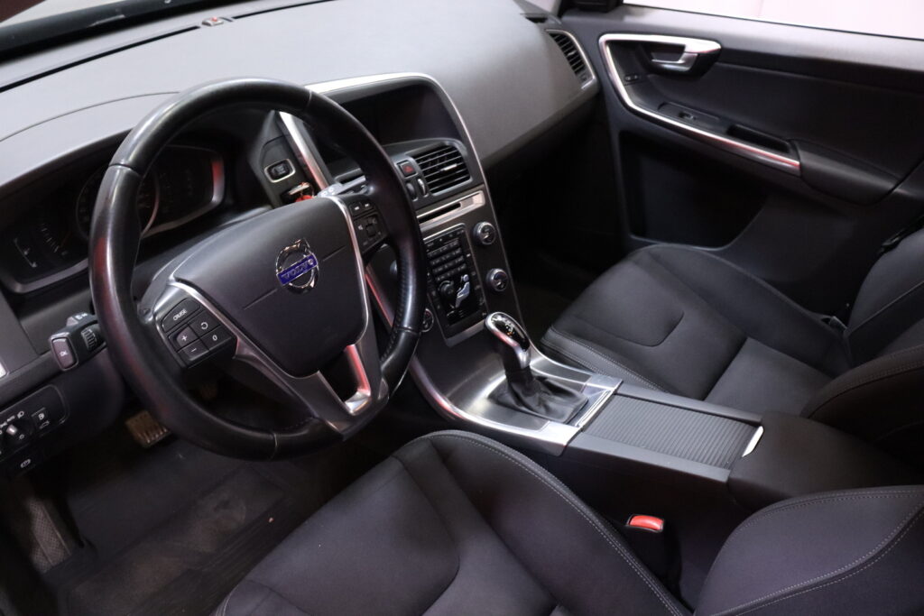 Volvo - XC60 - D4 AWD Momentum aut // Webasto / Vakkari / Koukku / Tutkat / 2x renkaat // Volvo - XC60 - D4 AWD Momentum aut // Webasto / Vakkari / Koukku / Tutkat / 2x renkaat // - Maastoauto