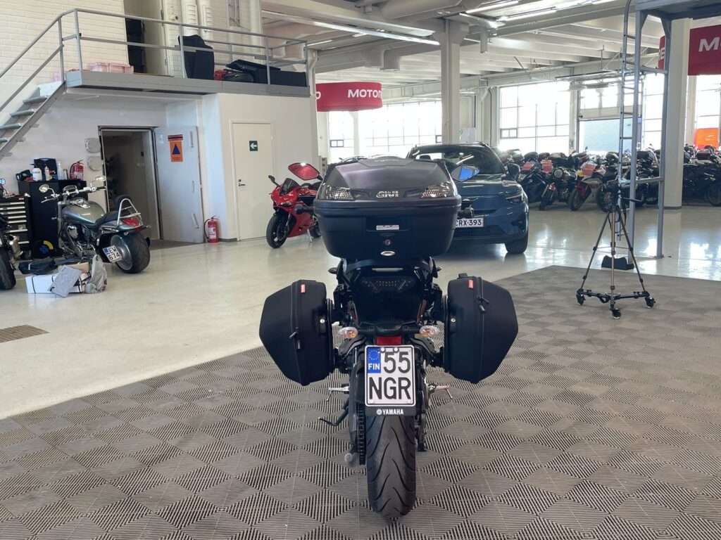 Yamaha - MT-09 - Tracer 900 // 1.OM / 4x Laukut / Navi / Huoltokirja / Poskiraudat // Yamaha - MT-09 - Tracer 900 // 1.OM / 4x Laukut / Navi / Huoltokirja / Poskiraudat // - Moottoripyörä