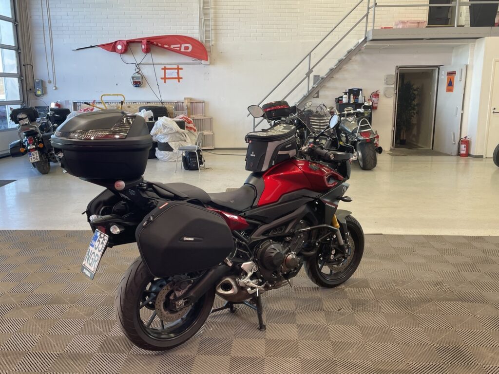 Yamaha - MT-09 - Tracer 900 // 1.OM / 4x Laukut / Navi / Huoltokirja / Poskiraudat // Yamaha - MT-09 - Tracer 900 // 1.OM / 4x Laukut / Navi / Huoltokirja / Poskiraudat // - Moottoripyörä