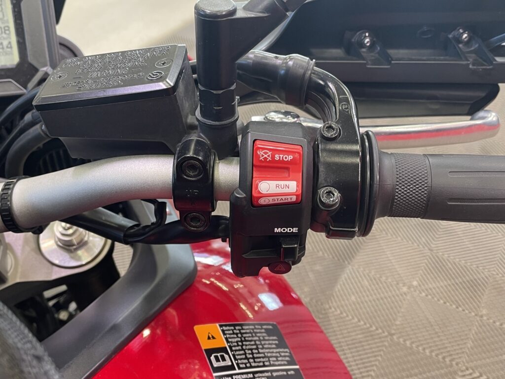 Yamaha - MT-09 - Tracer 900 // 1.OM / 4x Laukut / Navi / Huoltokirja / Poskiraudat // Yamaha - MT-09 - Tracer 900 // 1.OM / 4x Laukut / Navi / Huoltokirja / Poskiraudat // - Moottoripyörä