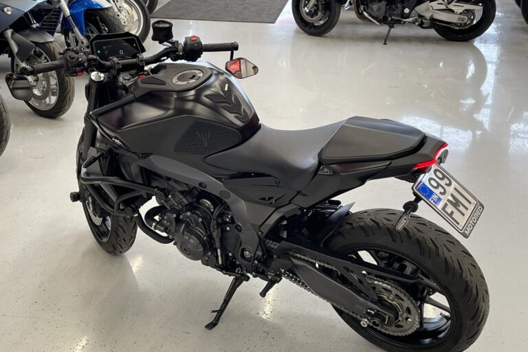 Yamaha - MT-09 - // Kokoputkisto / Shifter / Vakkari / Rear setit / Kaatumaraudat // - Moottoripyörä