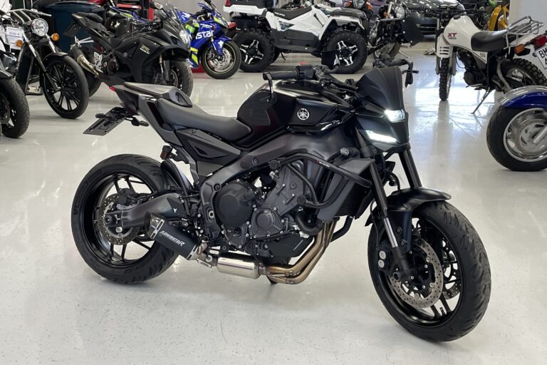 Yamaha - MT-09 - // Kokoputkisto / Shifter / Vakkari / Rear setit / Kaatumaraudat // - Moottoripyörä