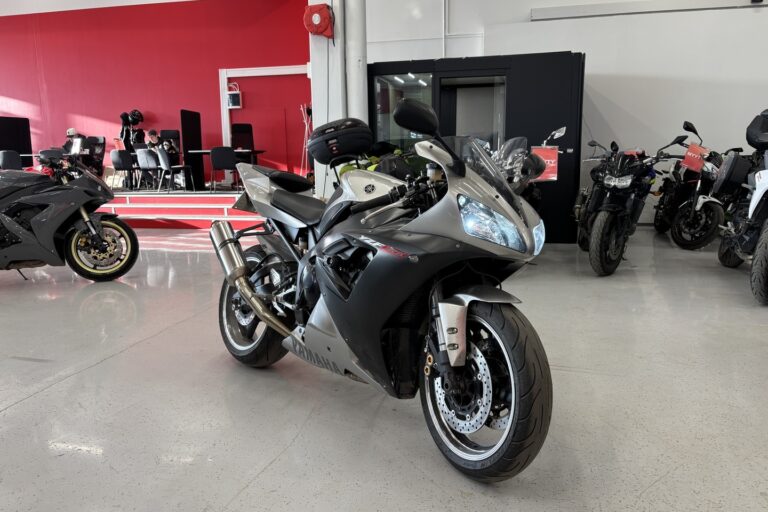 Yamaha - YZF-R1 - // Suomi-pyörä / Shifteri / Slipari / LED / Ohjausiskari // - Moottoripyörä