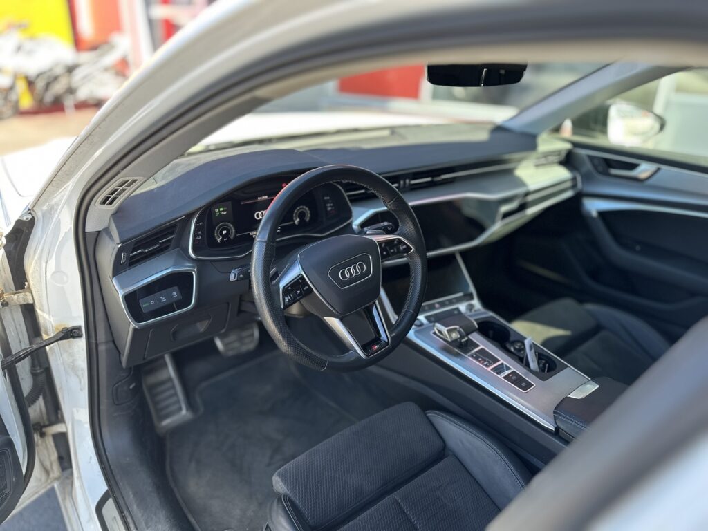 Audi - A6 - Avant Business S-Line 55 TFSI e quattro S Tronic Audi - A6 - Avant Business S-Line 55 TFSI e quattro S Tronic - Farmari