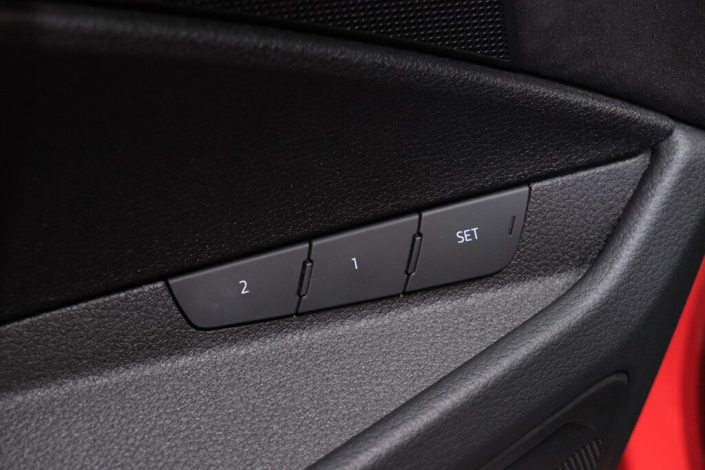 Audi - e-tron - S line 55 quattro / SoH 94,3% / Merkkihuollettu! / ACC / Timanttinahat / Ilma-alusta / Digimittari / Audi - e-tron - S line 55 quattro / SoH 94,3% / Merkkihuollettu! / ACC / Timanttinahat / Ilma-alusta / Digimittari / - Maastoauto