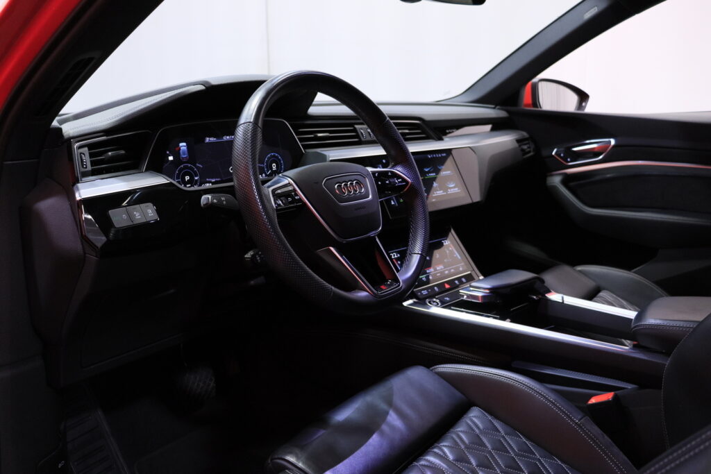 Audi - e-tron - S line 55 quattro / SoH 94,3% / Merkkihuollettu! / ACC / Timanttinahat / Ilma-alusta / Digimittari / Audi - e-tron - S line 55 quattro / SoH 94,3% / Merkkihuollettu! / ACC / Timanttinahat / Ilma-alusta / Digimittari / - Maastoauto