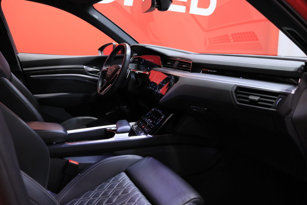Audi - e-tron - S line 55 quattro / SoH 94,3% / Merkkihuollettu! / ACC / Timanttinahat / Ilma-alusta / Digimittari / Audi - e-tron - S line 55 quattro / SoH 94,3% / Merkkihuollettu! / ACC / Timanttinahat / Ilma-alusta / Digimittari / - Maastoauto