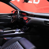 Audi - e-tron - S line 55 quattro / SoH 94,3% / Merkkihuollettu! / ACC / Timanttinahat / Ilma-alusta / Digimittari / - Maastoauto