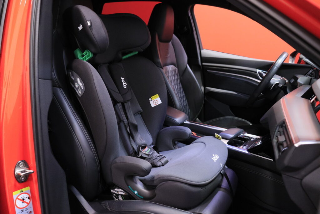 Audi - e-tron - S line 55 quattro / SoH 94,3% / Merkkihuollettu! / ACC / Timanttinahat / Ilma-alusta / Digimittari / Audi - e-tron - S line 55 quattro / SoH 94,3% / Merkkihuollettu! / ACC / Timanttinahat / Ilma-alusta / Digimittari / - Maastoauto