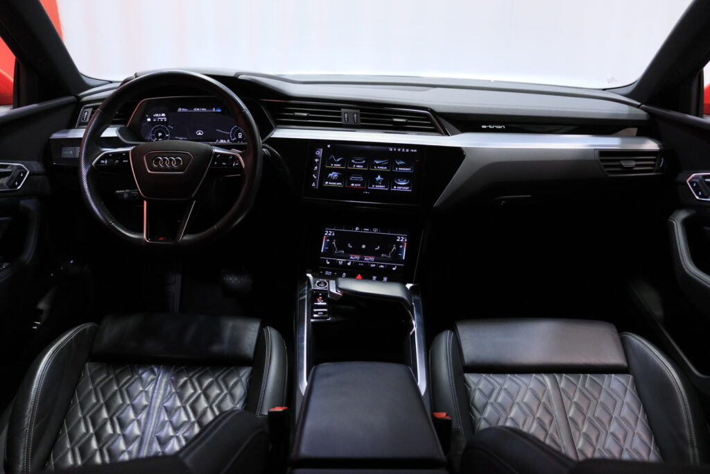Audi - e-tron - S line 55 quattro / SoH 94,3% / Merkkihuollettu! / ACC / Timanttinahat / Ilma-alusta / Digimittari / Audi - e-tron - S line 55 quattro / SoH 94,3% / Merkkihuollettu! / ACC / Timanttinahat / Ilma-alusta / Digimittari / - Maastoauto