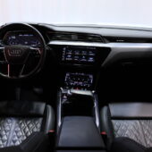 Audi - e-tron - S line 55 quattro / SoH 94,3% / Merkkihuollettu! / ACC / Timanttinahat / Ilma-alusta / Digimittari / - Maastoauto