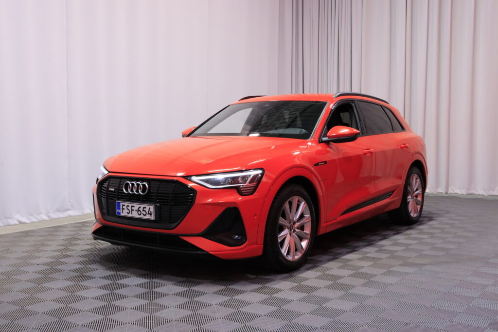 Audi - e-tron - S line 55 quattro / SoH 94,3% / Merkkihuollettu! / ACC / Timanttinahat / Ilma-alusta / Digimittari / Audi - e-tron - S line 55 quattro / SoH 94,3% / Merkkihuollettu! / ACC / Timanttinahat / Ilma-alusta / Digimittari / - Maastoauto