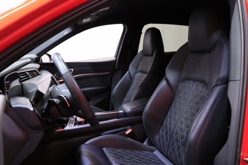 Audi - e-tron - S line 55 quattro / SoH 94,3% / Merkkihuollettu! / ACC / Timanttinahat / Ilma-alusta / Digimittari / Audi - e-tron - S line 55 quattro / SoH 94,3% / Merkkihuollettu! / ACC / Timanttinahat / Ilma-alusta / Digimittari / - Maastoauto