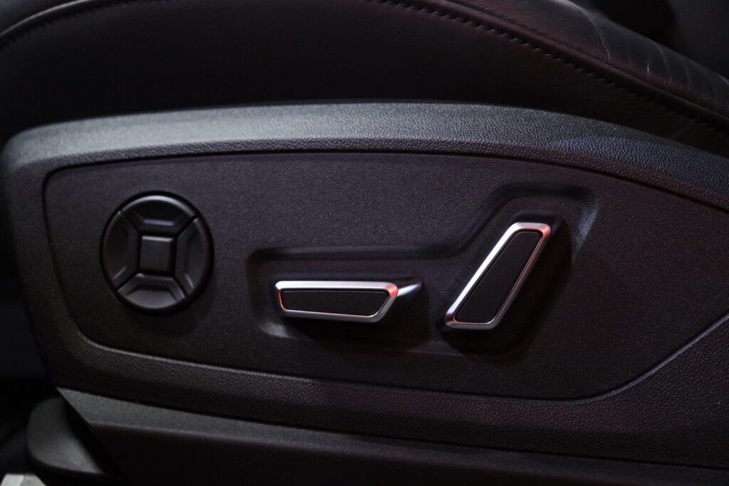 Audi - e-tron - S line 55 quattro / SoH 94,3% / Merkkihuollettu! / ACC / Timanttinahat / Ilma-alusta / Digimittari / Audi - e-tron - S line 55 quattro / SoH 94,3% / Merkkihuollettu! / ACC / Timanttinahat / Ilma-alusta / Digimittari / - Maastoauto