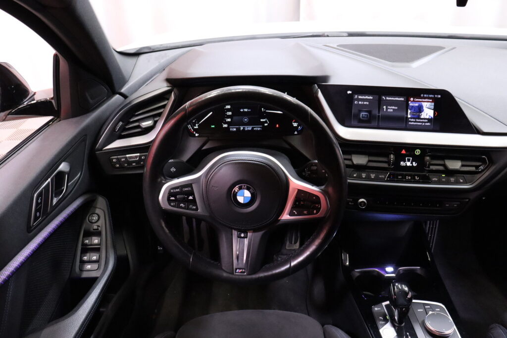 BMW - 118 - F40 Hatchback 118i Business M Sport // LED / Adapt.vakkari / HiFi / Digimittari / Lohko & sisäpistoke // BMW - 118 - F40 Hatchback 118i Business M Sport // LED / Adapt.vakkari / HiFi / Digimittari / Lohko & sisäpistoke // - Viistoperä