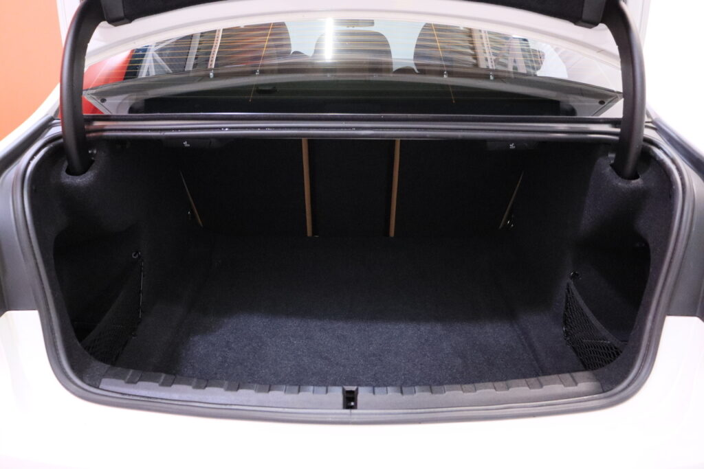 tuotekuva-BMW-320-BVS-455-2026-04-09-145506-32 tuotekuva-BMW-320-BVS-455-2026-04-09-145506-32