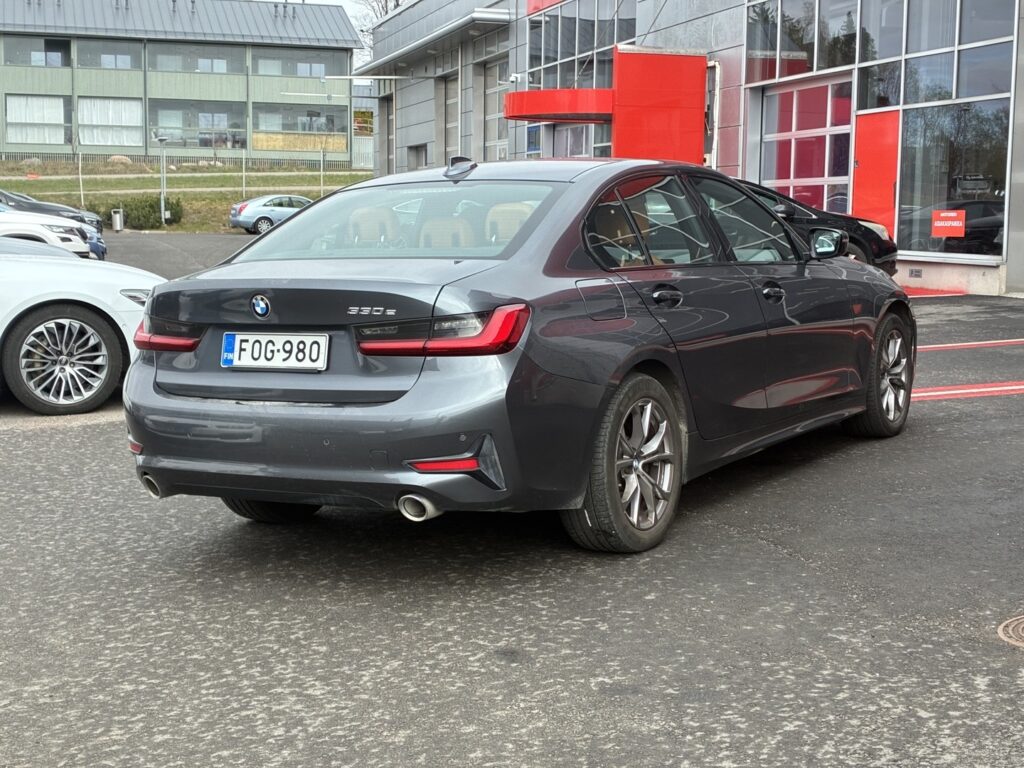 BMW - 330 - G20 Sedan 330e A Charged Edition Sport // Sport Line / 1.om Merkkihuollettu / Suomi-auto / ACC / Sporttipenkit / Nahat BMW - 330 - G20 Sedan 330e A Charged Edition Sport // Sport Line / 1.om Merkkihuollettu / Suomi-auto / ACC / Sporttipenkit / Nahat - Sedan