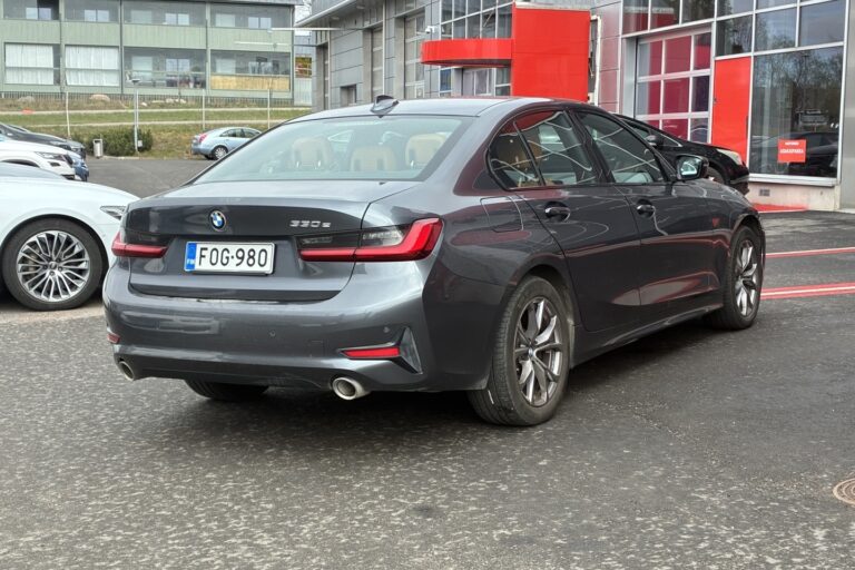 BMW - 330 - G20 Sedan 330e A Charged Edition Sport // Sport Line / 1.om Merkkihuollettu / Suomi-auto / ACC / Sporttipenkit / Nahat - Sedan