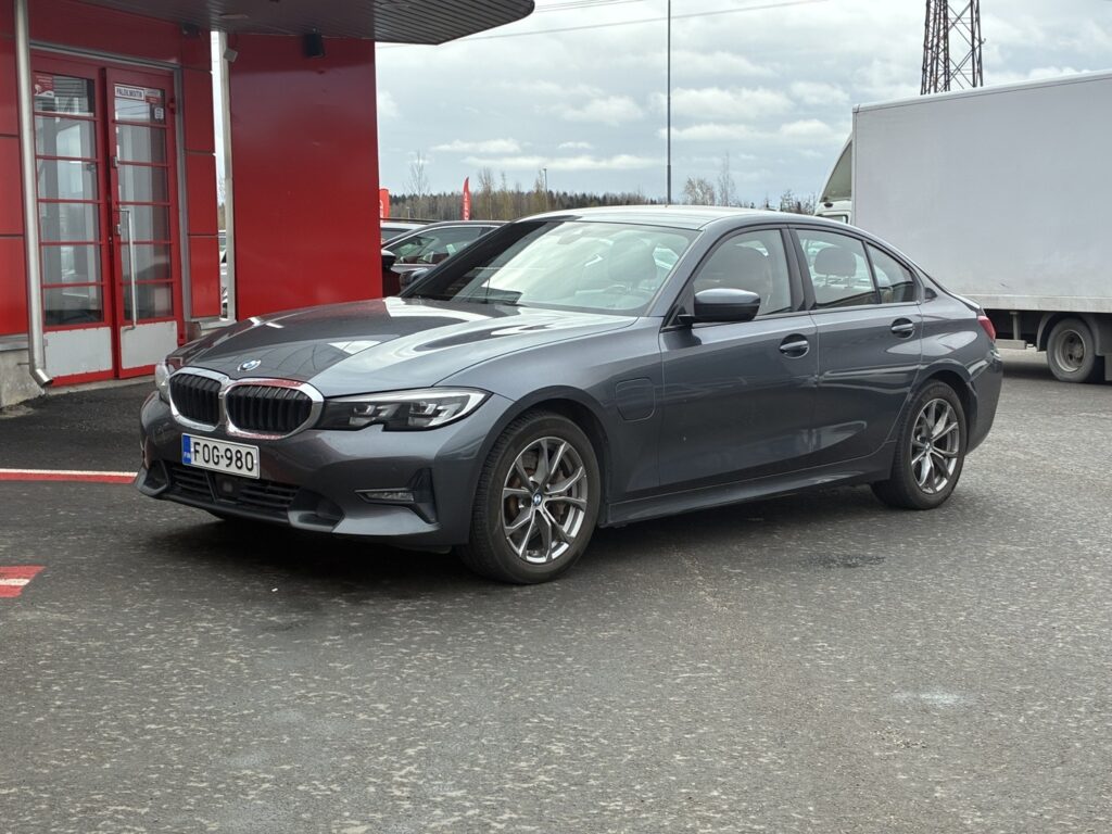 BMW - 330 - G20 Sedan 330e A Charged Edition Sport // Sport Line / 1.om Merkkihuollettu / Suomi-auto / ACC / Sporttipenkit / Nahat BMW - 330 - G20 Sedan 330e A Charged Edition Sport // Sport Line / 1.om Merkkihuollettu / Suomi-auto / ACC / Sporttipenkit / Nahat - Sedan